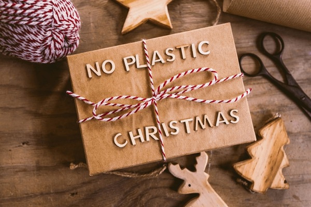 How to Celebrate a Plastic-Free Christmas: Traditions for a Greener Home